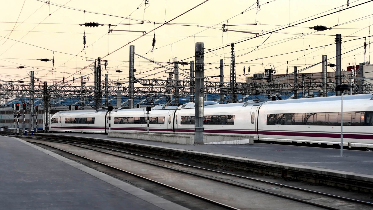 Nexans offers a range of high quality power, signalling and telecommunications cables to reinforce railway infrastructures. Nexans提供一系列高质量的功率,信号和电信电缆来加强铁路基础设施。