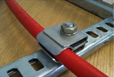 重要-不过锁夹子应安全电缆,但不必太紧以至于电缆在夹子两侧溢出或过角