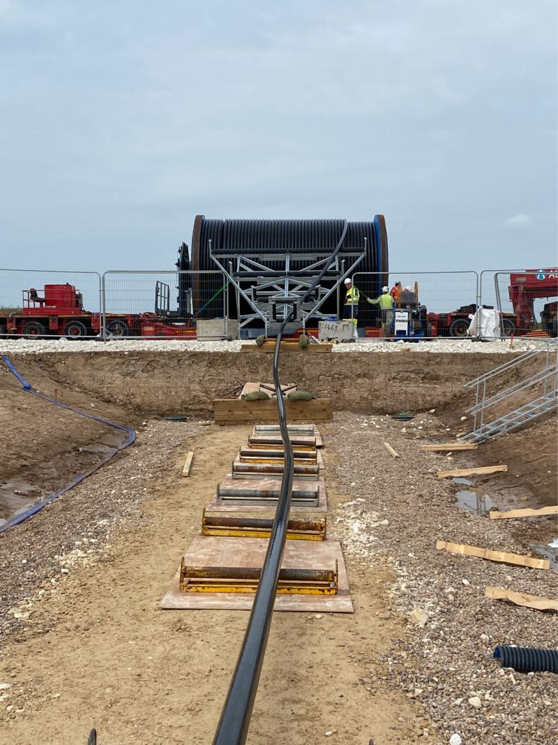 Macs States网站工程师BalfourBeattyplc-这里EHV526kV电缆从62吨电缆桶(1240m电路)上拉入2021年7月滚筒电缆沟维京链路是1 400兆瓦HVDC海底电源电缆,正在英国和丹麦之间兴建